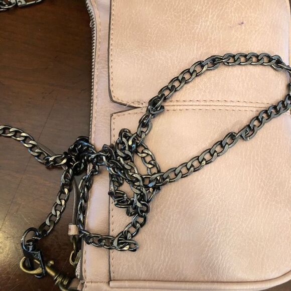 UNBRANDED - Textured Faux Leather Crossbody in Blush Pink. New Gunmetal Chain - Picture 4 of 14